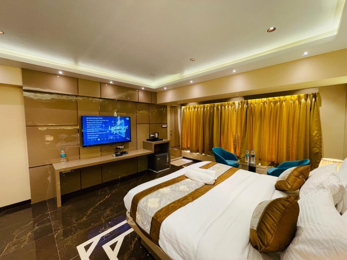 Home2 Renaissance Club มุมไบ ภายนอก รูปภาพ