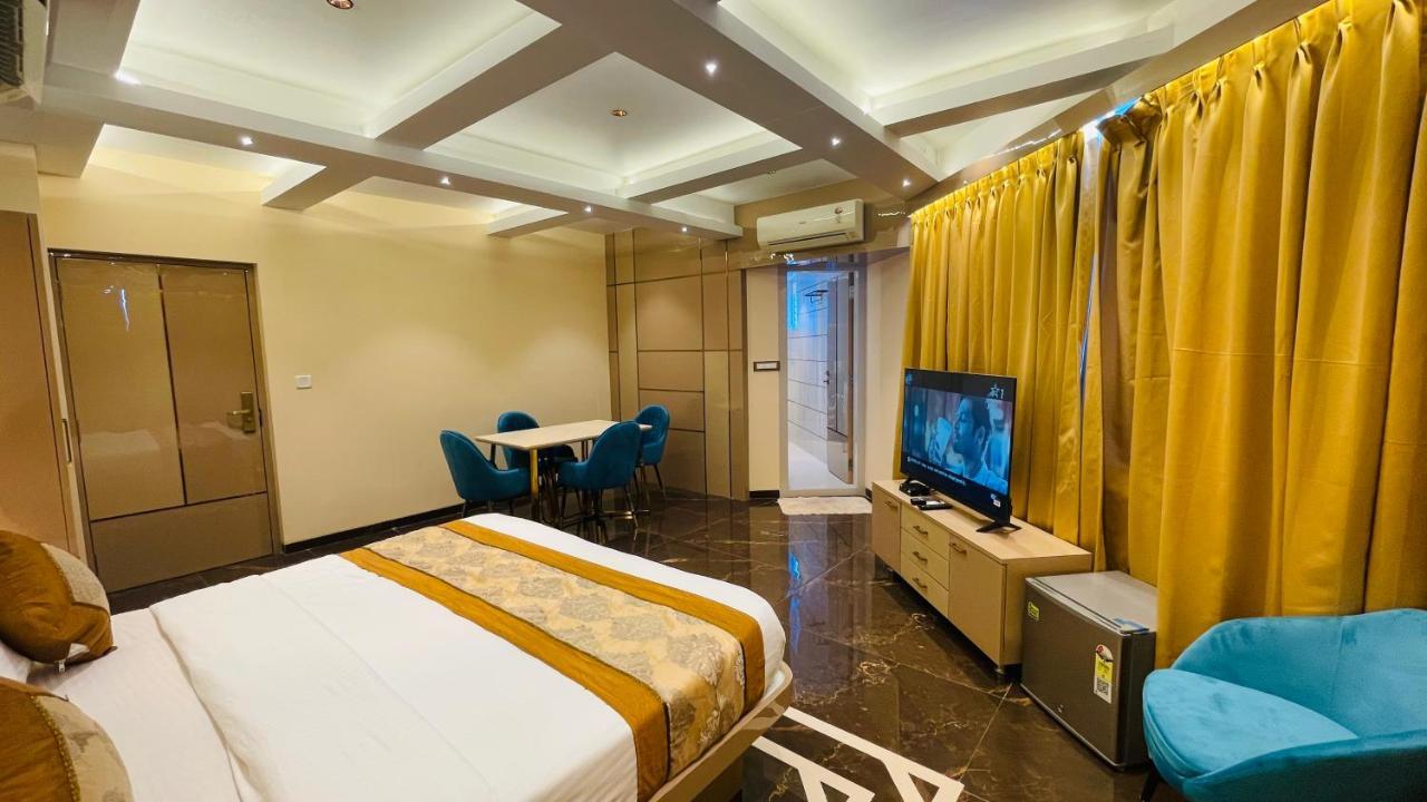 Home2 Renaissance Club มุมไบ ภายนอก รูปภาพ