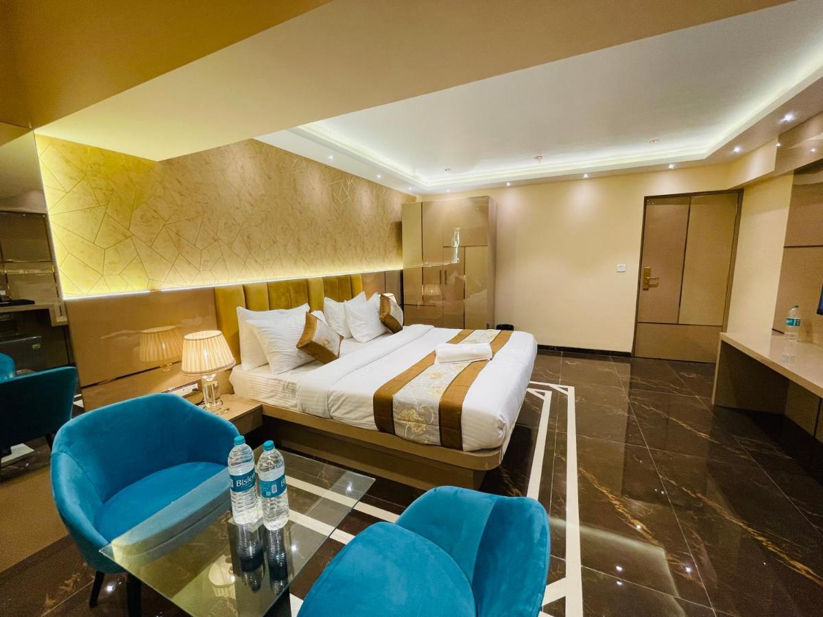 Home2 Renaissance Club มุมไบ ภายนอก รูปภาพ