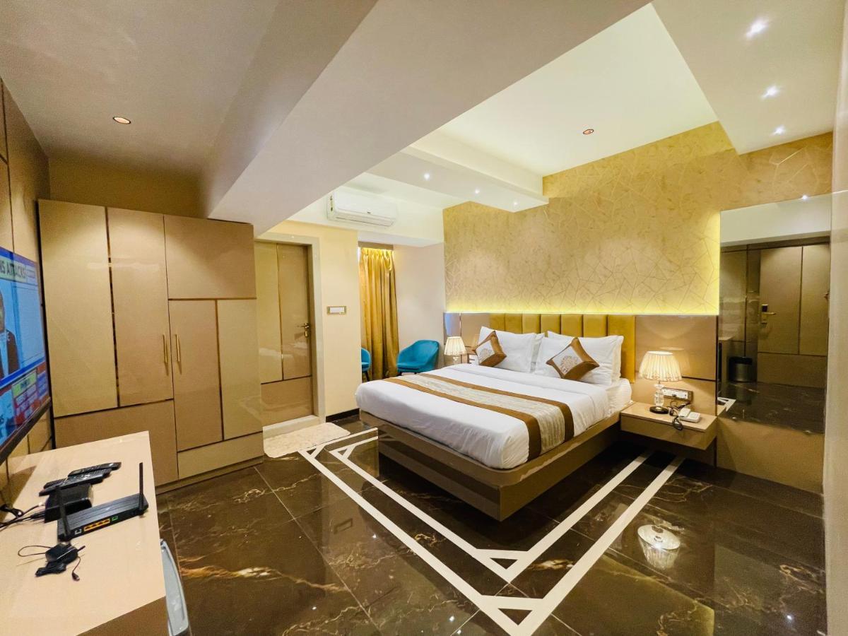 Home2 Renaissance Club มุมไบ ภายนอก รูปภาพ
