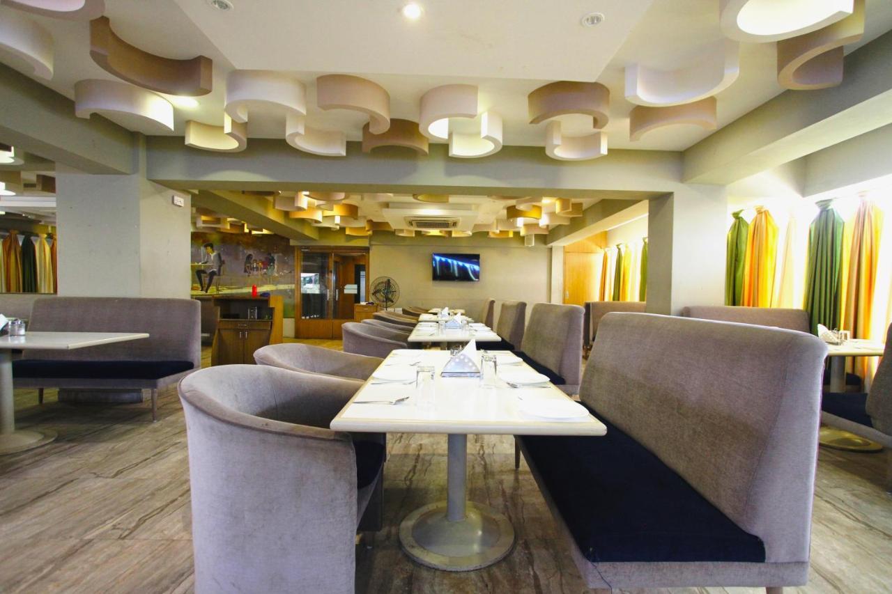 Home2 Renaissance Club มุมไบ ภายนอก รูปภาพ