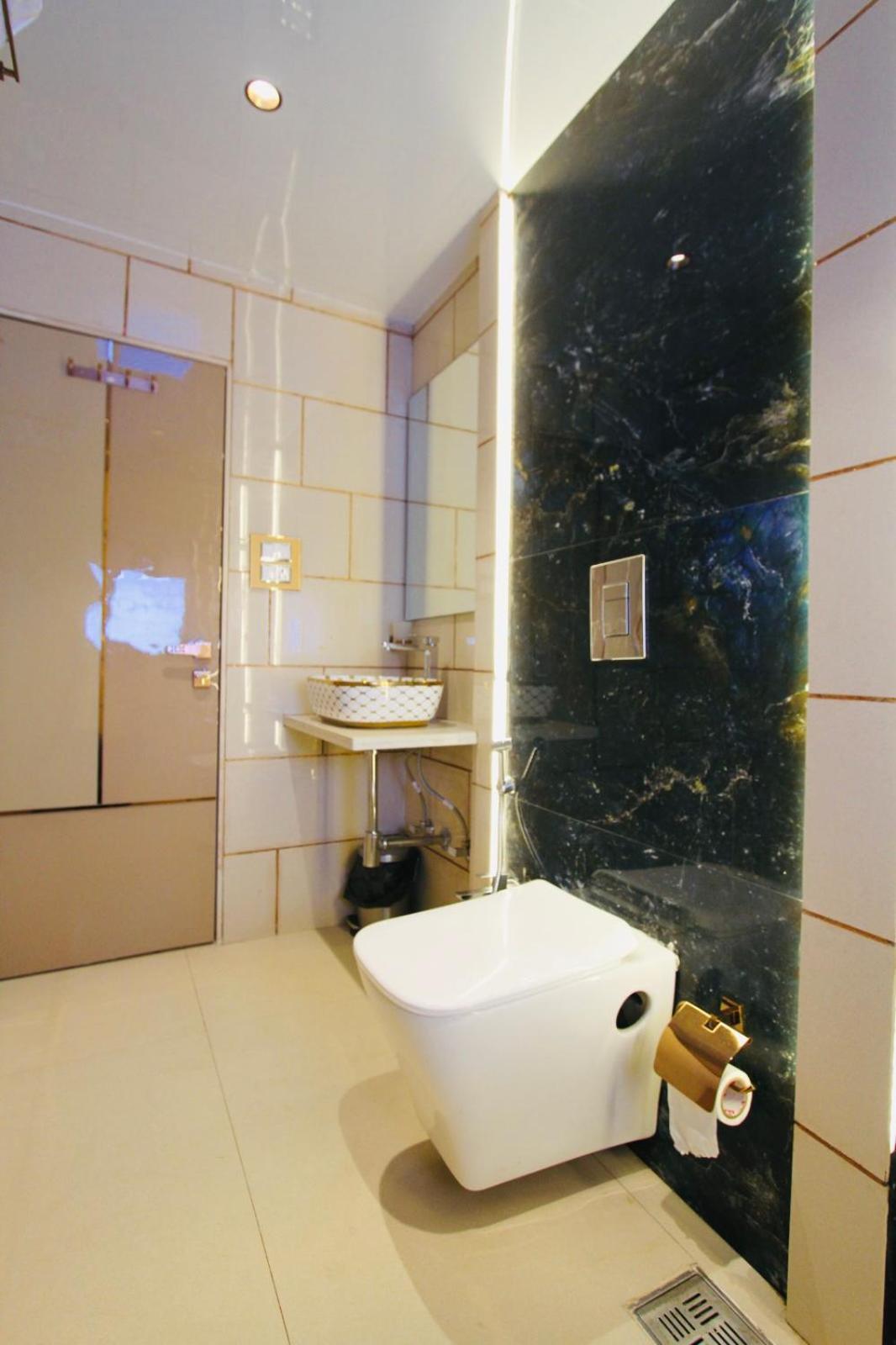 Home2 Renaissance Club มุมไบ ภายนอก รูปภาพ